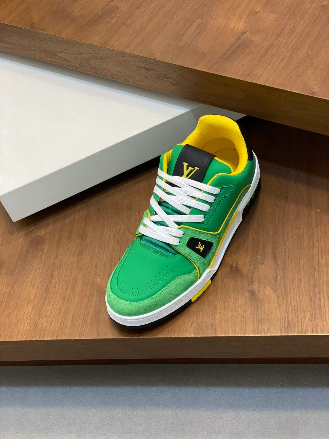 Men's men's shoes 💰820 Lujia New Color Men's 🧍‍♂️trainer sneakers, this LV Trainer sneaker is made of soft grained calfskin, showing pure tones, the #54 logo on the back traces the brand's birth in 1854, the designer's handwritten brand logo embellishes one side, designed by Virgil Abloh himself, a very commemorative sneaker, the new LV Louis Vuitton louis vuitton trainer sneaker low casual sports culture versatile basketball sneakers Size: 35-46 (customized for women 40, men 46)